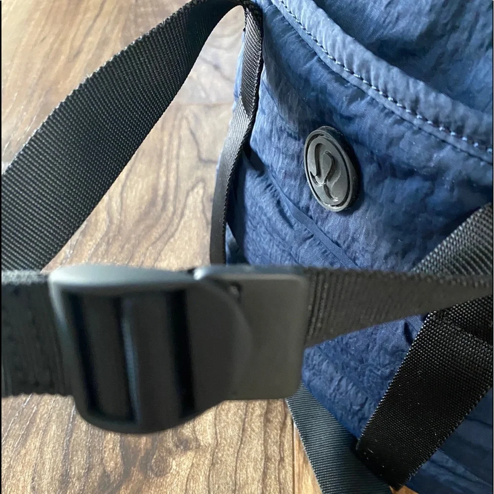 Lululemon versatile bag - Picture 2 of 4